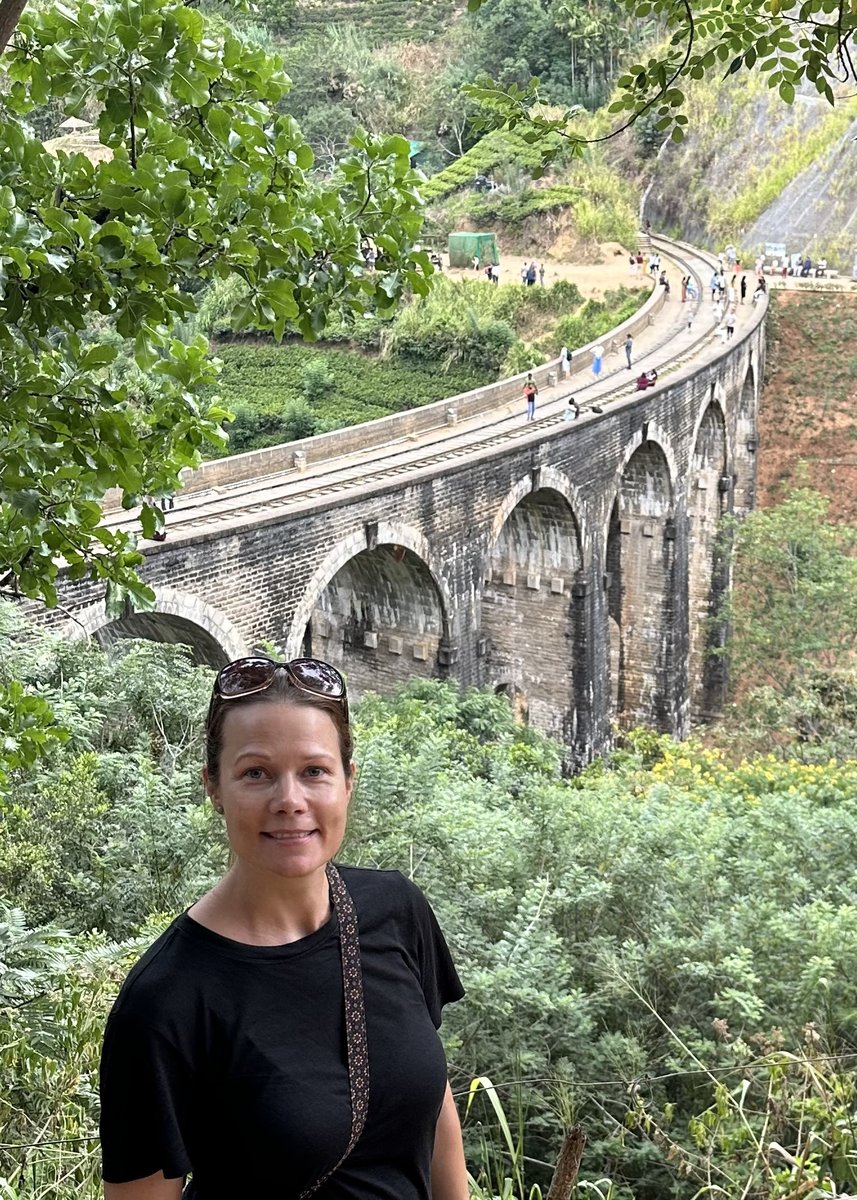 Line in front of the arches of the bridge