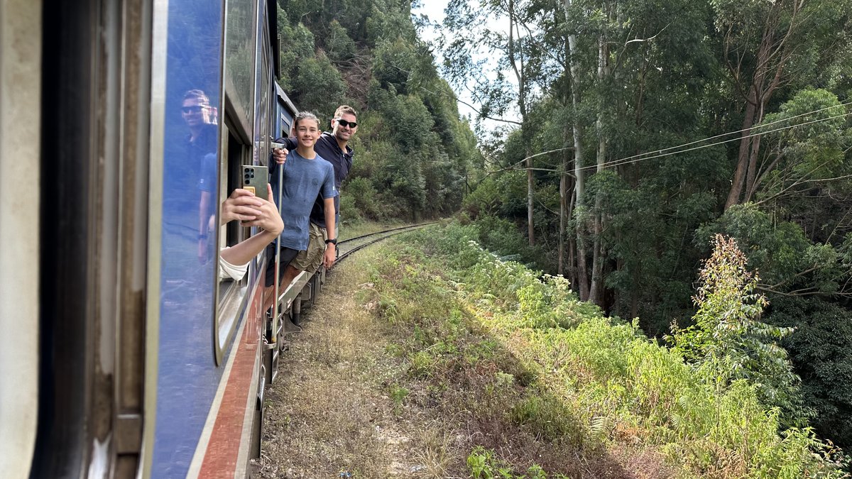 Noah and Jesper leaning out of the Ella train