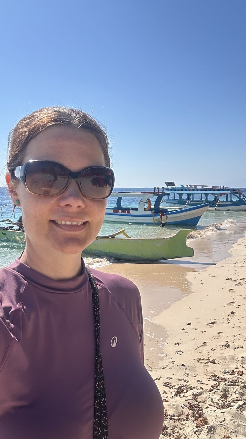 Line on the beach with the boat behind